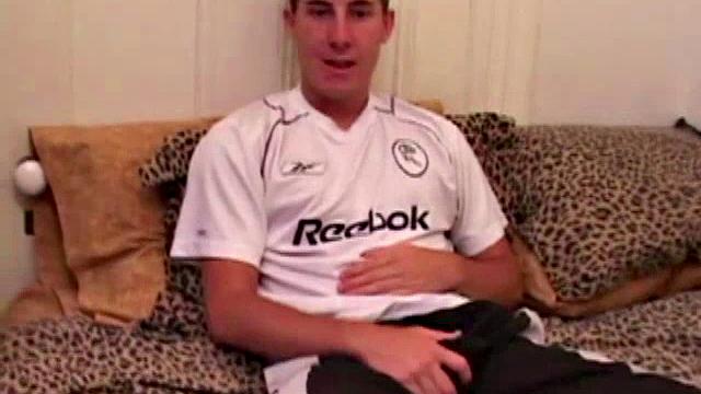 Kiefer Foxx Jerks Off With Toy