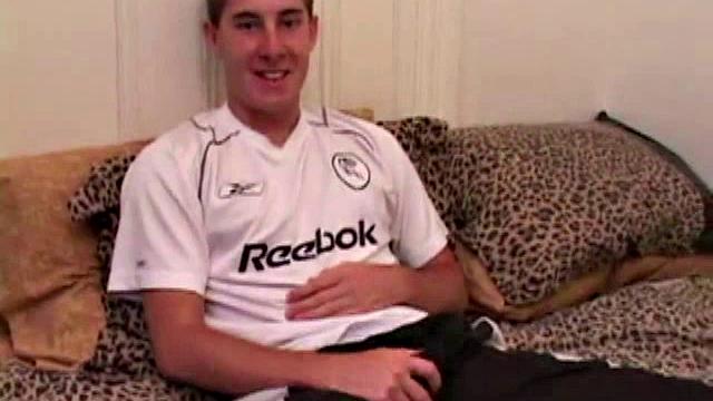 Kiefer Foxx Jerks Off With Toy