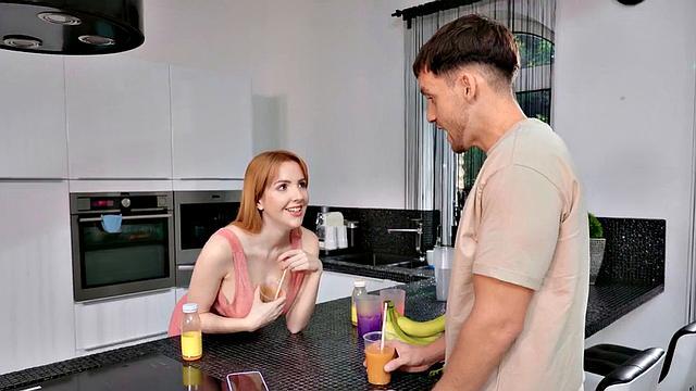 рыжая развратница орет от кайфа, когда жеребец жарит её раком