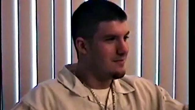 Медвежатник по-прямому сосёт и удивляется сперме на бороде.