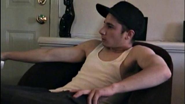 Корри глотает так, что даже сосиски нервно курят в сторонке