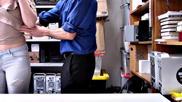 охранник ловит взрослую бабу и жестко трахается с ней в подсобке