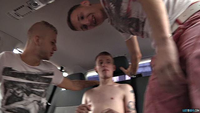 Татуированная малышка получает жёсткую трахку - Дренон Сильвершен и Рис Бентли