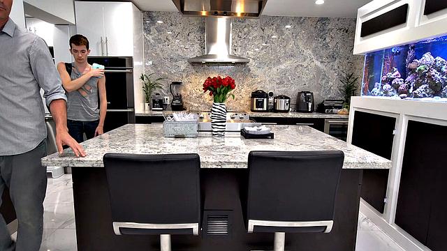 отчим жёстко подчиняет парня и устраивает жаркое траханье