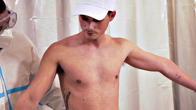 татухастый мужик ловит голый штурм после минета от твинка-смазка тут ни при чём