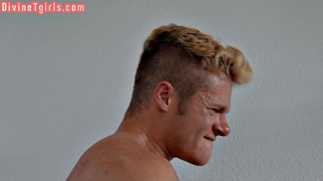 Эбони транс с большой грудью трахается с сантехником в анал.