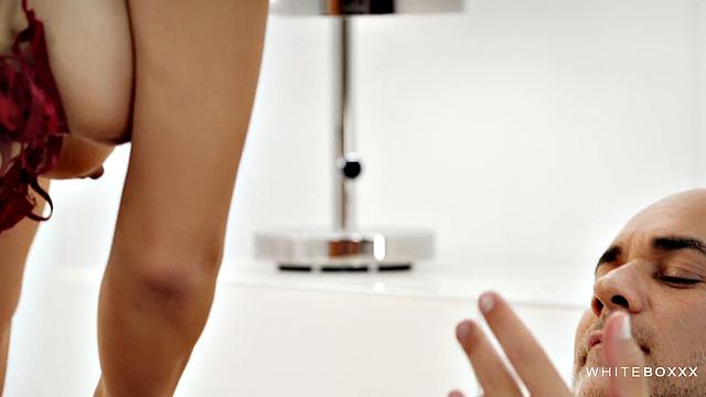 Лиза в красном белье страстно отсасывает Кристиану и получает глубокое проникновение медленно и чувственно.