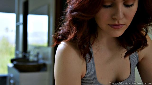 масляный лесбиянский массаж превращается в страстный поединок языков