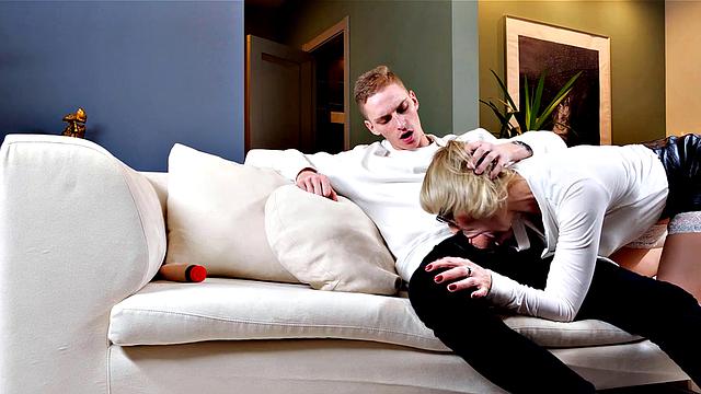 зрелая училка в чулках заводится от своих секс-игрушек