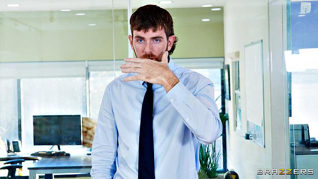 Шефиха Мэдисон Айви вернулась и устроила жаркую проверку сотрудника в офисе.