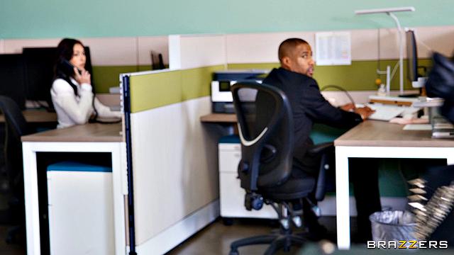 Шефиха Мэдисон Айви вернулась и устроила жаркую проверку сотрудника в офисе.