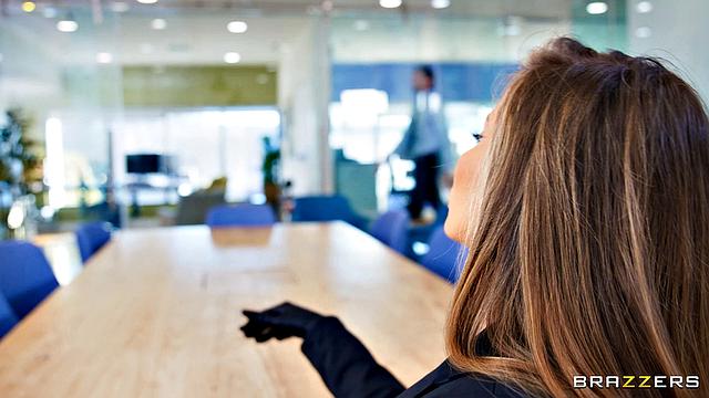 Шефиха Мэдисон Айви вернулась и устроила жаркую проверку сотрудника в офисе.