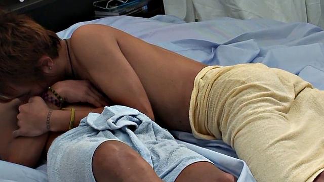 Худой азиатский твинг заглатывает член парня до мощного кончания