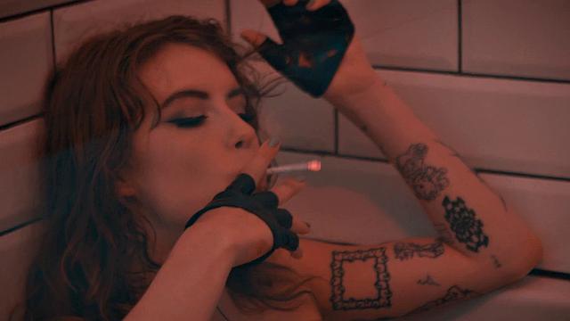 татуированная брюнетка кайфует от двойного проникновения и жесткого бондажа