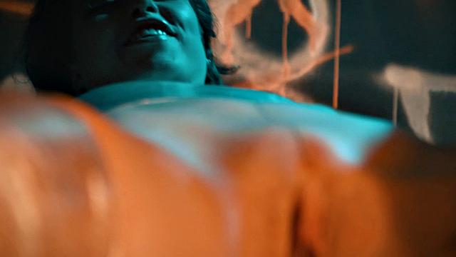 татуированная брюнетка кайфует от двойного проникновения и жесткого бондажа