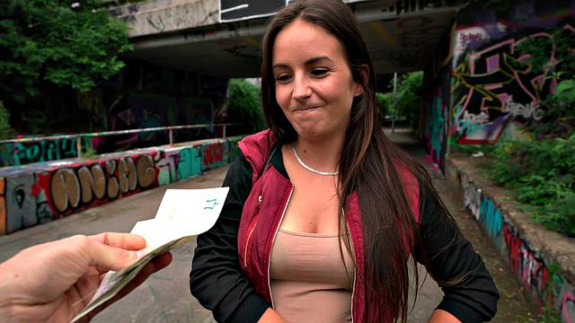 шикарная брюнетка за деньги отсасывает и трахается на улице