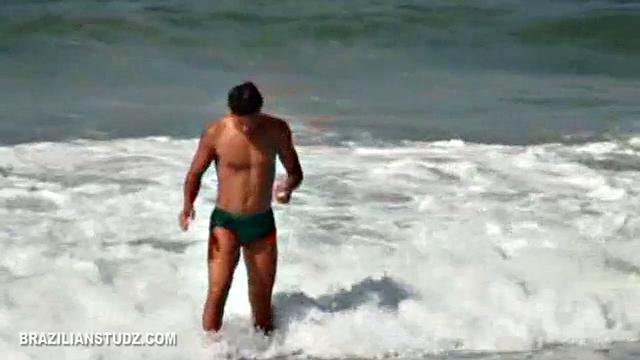 Два латинских жеребца устраивают трюк в душе, шутят про размер и не промахиваются