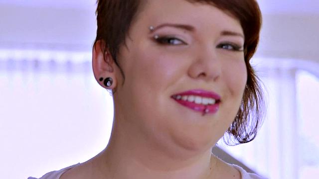 Китти Макферсон вывалила огромные сиськи и жестко отшлёпала свою киску