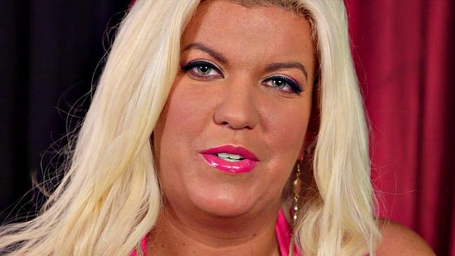 Дженна Джейден трясёт своими огромными сиськами на камеру