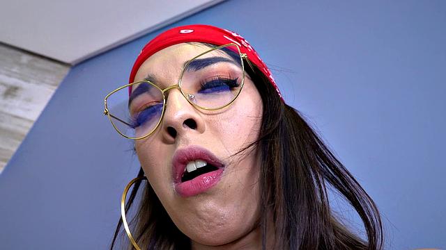 Mirella Queiroz - About Mirella