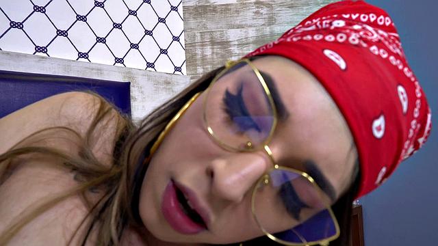 Mirella Queiroz - About Mirella