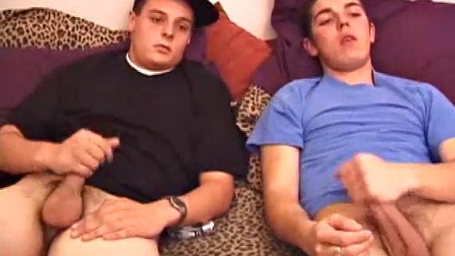 Пацаны устали от порно и решили устроить собственное шоу прямо на кровати