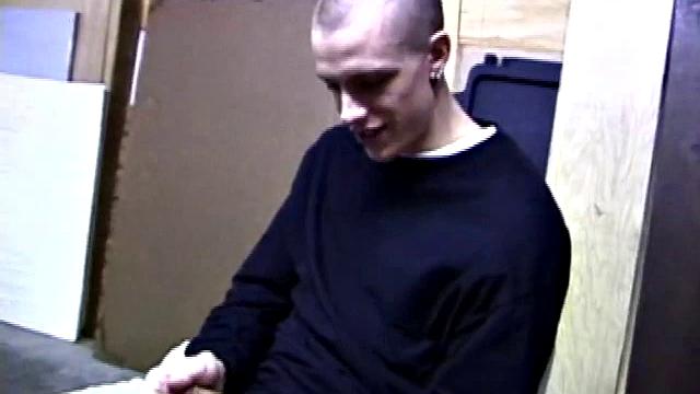 Шейн только с работы - сразу в гараж дрочить и жадно облизывать предэякулят