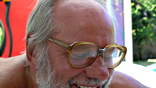 Masseuse rides senior guy after oralsex in outdoor duo