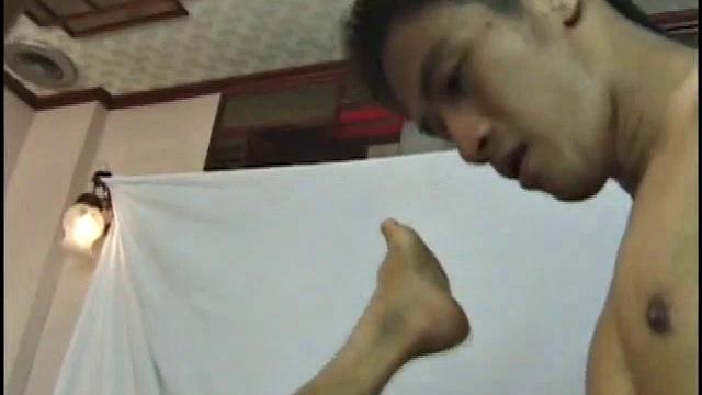 Азиатка с жадными губами страстно сосет и трахается без стеснения