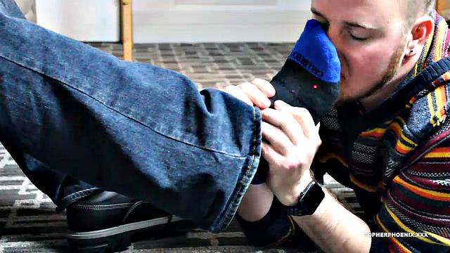 Бородатый мужик в коже даёт облизывать свои ступни