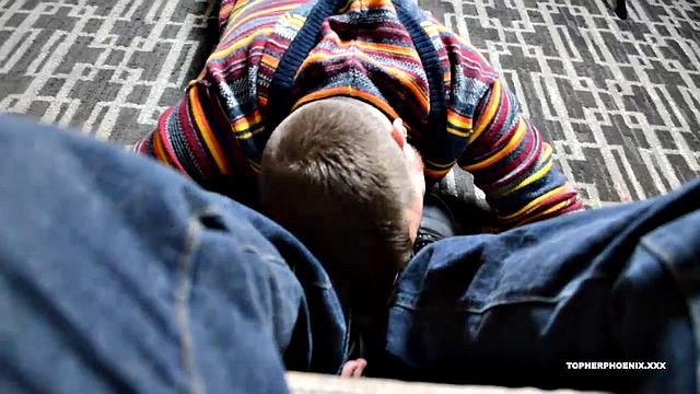 Бородатый мужик в коже даёт облизывать свои ступни