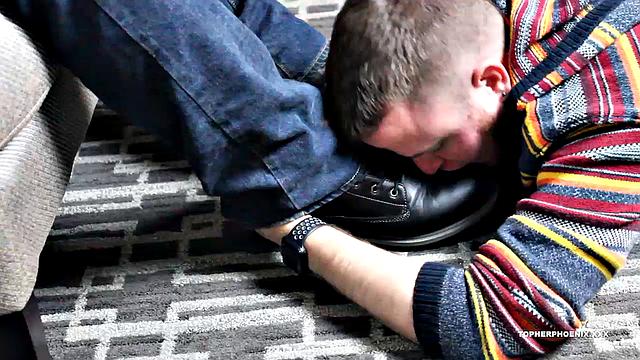 Бородатый мужик в коже даёт облизывать свои ступни