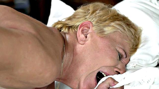 пушистая блондинка-грандма скачет на толстом члене