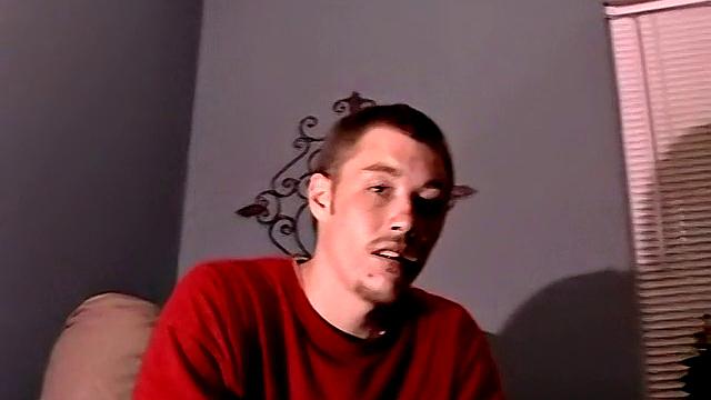 Картер дрочит свой толстый член и кончает на камеру