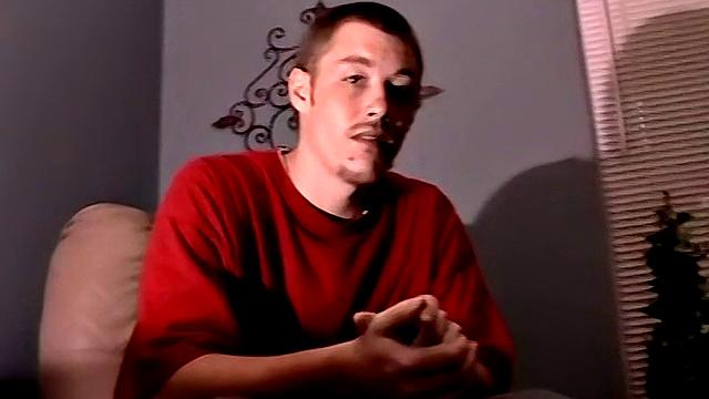 Картер дрочит свой толстый член и кончает на камеру