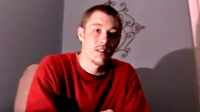 Картер дрочит свой толстый член и кончает на камеру