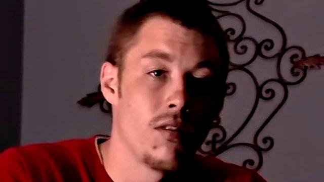 Картер дрочит свой толстый член и кончает на камеру