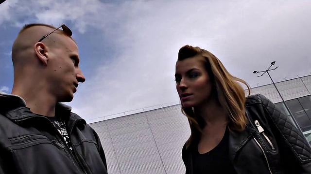 чешская брюнетка трахается за деньги в машине, парень наблюдает