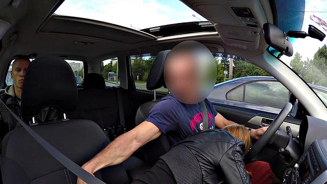 чешская брюнетка трахается за деньги в машине, парень наблюдает