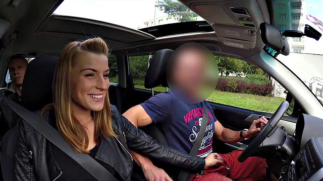 чешская брюнетка трахается за деньги в машине, парень наблюдает