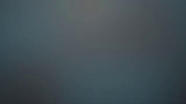 блондинка снимает праздничное белье и дрочит мокрую киску