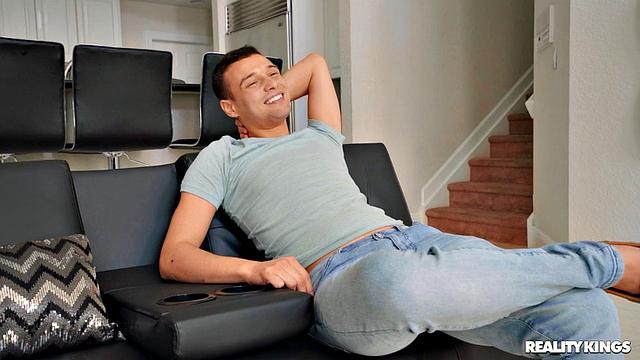 Лейси Лондон мастурбирует в форме зятя и соблазняет его в спальне