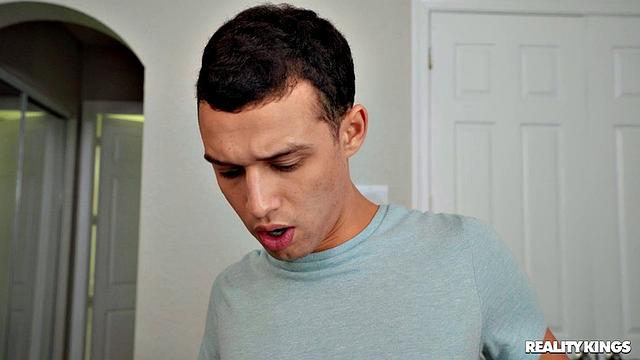 Лейси Лондон мастурбирует в форме зятя и соблазняет его в спальне