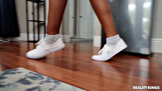 Лейси Лондон мастурбирует в форме зятя и соблазняет его в спальне