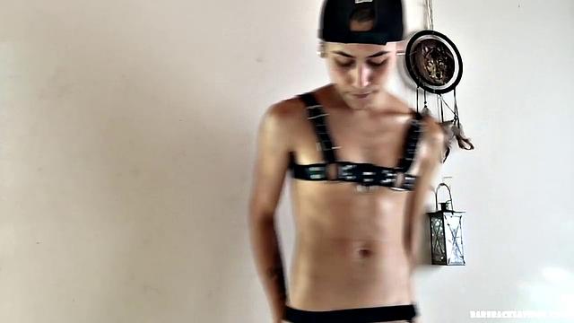 Латино красавчик с игрушками: шутит, дрочит, стреляет спермой - рабочая пятница