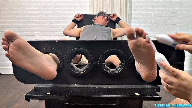Ахиллес из знаменитой пары щекочут! В ролике - Мэтт