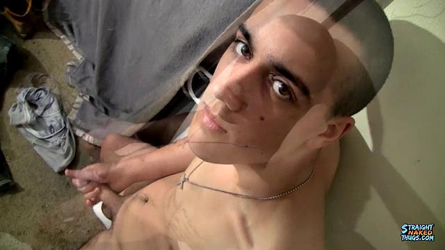 Лео МакАртур медленно принимает густую сперму