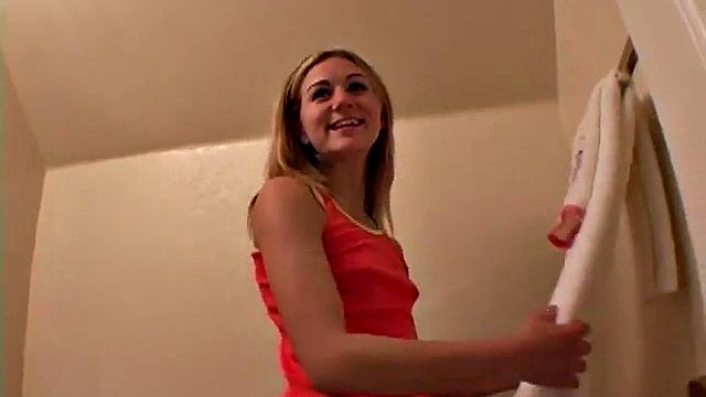 Rose Martinez в трусиках ест на камеру и дразнит вблизи POV-съемка.