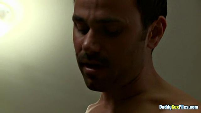 Любопытного папочку трахают - Дирк Кейбер и Коннер Хабиб