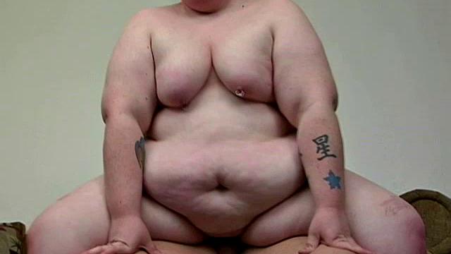 пышная рыжая эшли с татухами жёстко долбится раком на диване